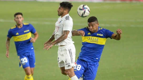 Marco Bolados disputa un balón aéreo con Frank Fabra en el amistoso que Boca Juniors le ganó a Colo Colo.
