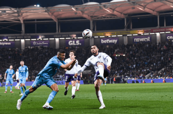 Gabriel Suazo lucha una pelota con Alexis Sánchez, otro representado de Fernando Felicevich que milita en la Ligue 1 de Francia. (Getty Images).