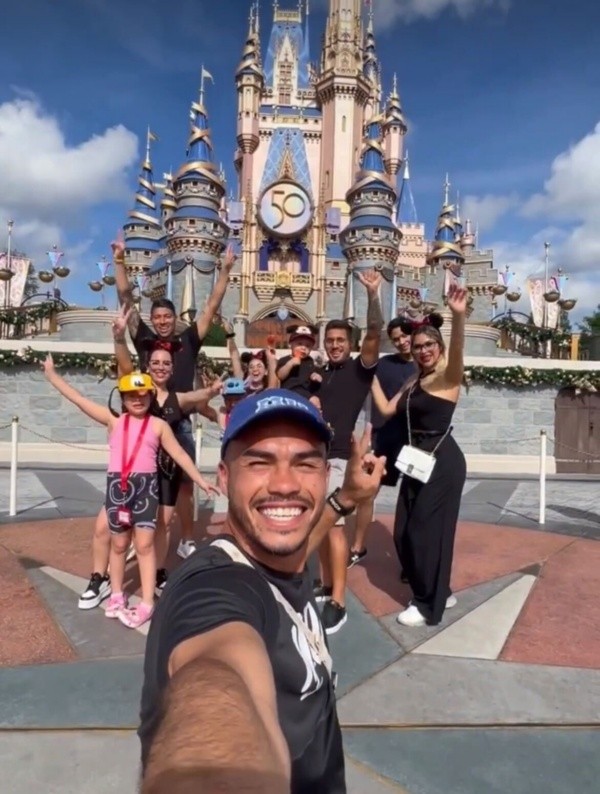 Gabriel Suazo y una selfie en el viaje a Miami con Brayan Cortés, Marcos Bolados y familias.