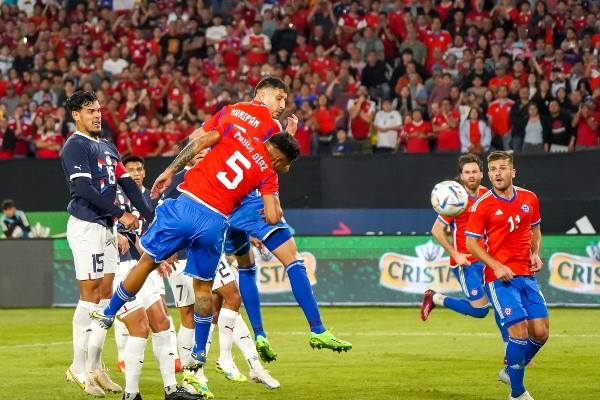 El cabezazo de Paulo Díaz que abrió la cuenta para Chile ante Paraguay. (Guille Salazar/RedGol).