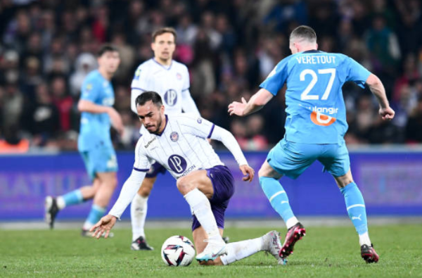 Gabriel Suazo protege la pelota ante la marca de Jordan Veretout en un duelo entre el Toulouse y Olympique de Marsella. (Getty Images).