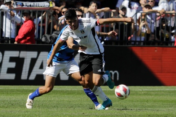 Damián Pizarro en acción ante Huachipato. Fue su segundo partido como titular en Colo Colo, pues jugó ante Audax Italiano en ese duelo plagado de juveniles del Campeonato Nacional 2021. (Eduardo Fortes/Photosport).