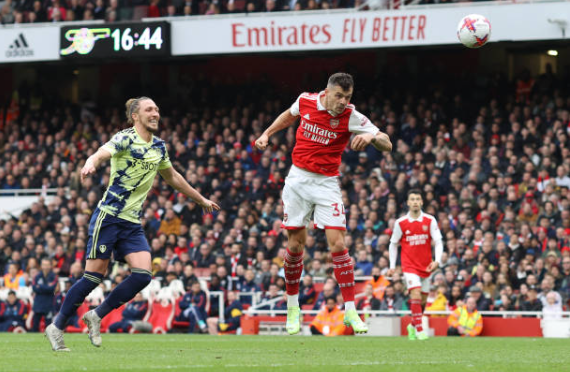 Granit Xhaka y el cabezazo para cerrar el gran triunfo del Arsenal. (Getty Images).