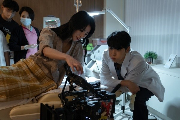 Lim Ji-yeon discute una toma con Lee Do-hyun | Foto: Netflix