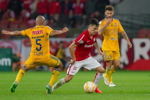 Charles Aránguiz juega por Inter de Porto Alegre, camiseta que volverá a vestir. (Photosport).