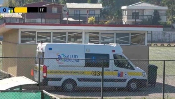 La ambulancia que llegó al estadio Municipal de Hualqui. | Captura