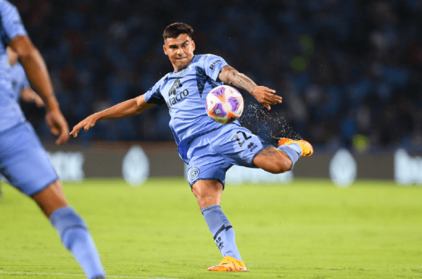 Alex Ibacache en la igualdad sin goles de Belgrano ante Sarmiento de Junín.