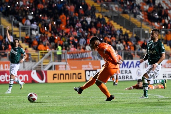 David Escalante en acción frente a Santiago Wanderers. (Photosport).
