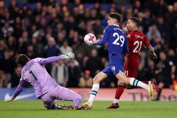 Por esta mano en un rebote, el Chelsea se quedó con las ganas de vencer al Liverpool. Foto: Getty Images