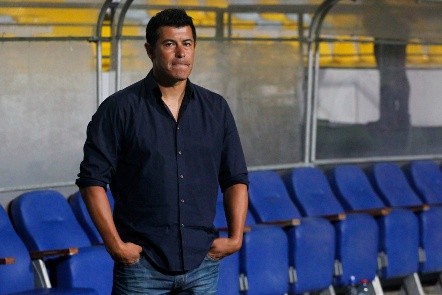 Jorge Almirón ha logrado tres títulos como entrenador: todos con Lanús. Foto: Photosport