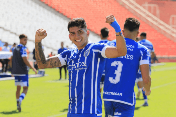 Hernán López Muñoz celebra su gol en Godoy Cruz. A su espalda está Thomas Galdames, quien minutos después fue expulsado. (Godoy Cruz).