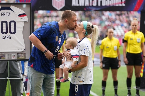 Ertz con su esposo Zach y su hijo Madden en el día de su regreso a las canchas. | USWNT