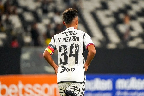 Vicente Pizarro luce la jineta de capitán de Colo Colo ante el Santiago City. (Guille Salazar/RedGol).