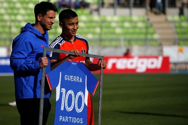 Nicolás Guerra anotó dos goles ante Chimbarongo FC. Antes recibió esta camiseta por llegar a 100 partidos en la U. (Andrés Piña/Photosport)