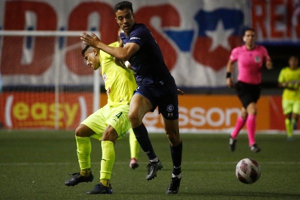 Franco di Santo lucha por una pelota en el 1-1 de la UC ante Deportes Colina. (Jonnathan Oyarzún/Photosport).