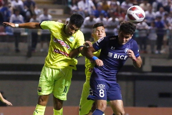 Ignacio Saavedra disputa una pelota aérea en el duelo ante Deportes Colina. (Jonnathan Oyarzún/Photosport).