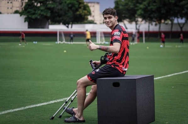 Ángelo Araos llegó a ver un entrenamiento del Goianiense en muletas. | Foto: Instagram