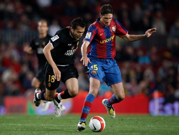 Edmílson lleva el balón ante la marca del venezolano Juan Arango. (Getty Images).