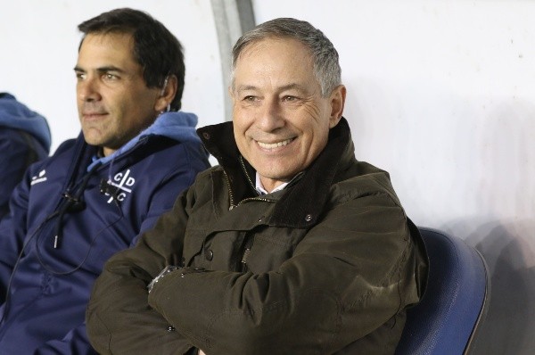 Ariel Holan está lejos de vivir los días más sonrientes en la UC. (Photosport).