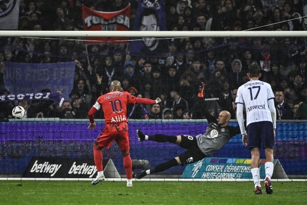 Lacazette anotó el penal y provocó el triunfo del Lyon en la agonía. Foto: IMAGO