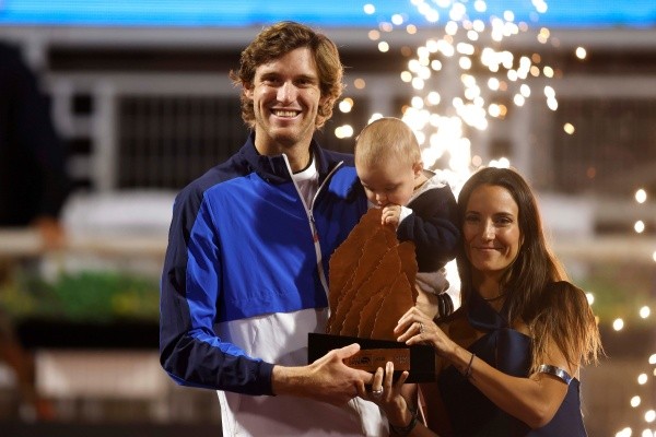 Nicolás Jarry junto a su hijo Juan y su esposa Laura tras coronarse campeón del Chile Open. | Foto: Photosport