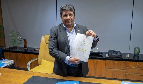 Ednaldo Rodrigues, presidente de la CBF con el documento de la candidatura | Foto: CBF