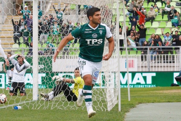 Lionel Altamirano festeja un gol para Santiago Wanderers. También jugó en Puerto Montt y U. de Concepción. (Photosport).