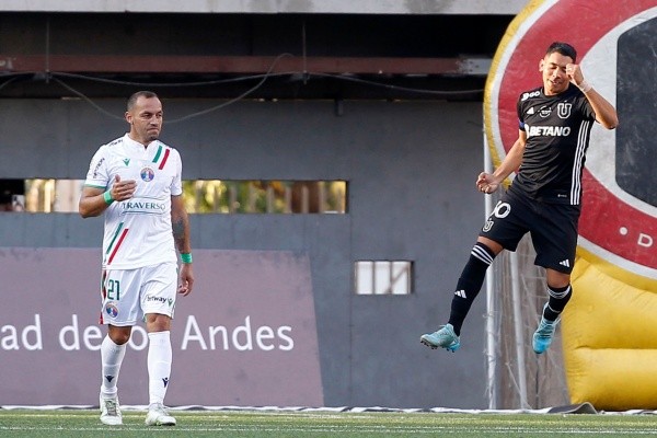 Chorri Palacios festeja el segundo gol de la U ante Audax Italiano. Marcelo Díaz lo lamenta. (Dragomir Yankovic/Photosport).
