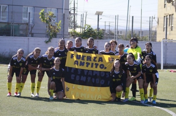 Las jugadoras del Almirante y su lienzo. | Fernández Vial