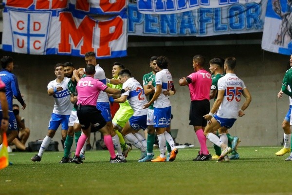 Gamboa dirigiendo el controvertido encuentro en La Florida (Photosport)