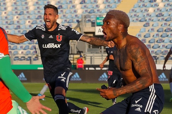 Junior Fernandes celebra el agónico gol que salvó a la U del descenso. (Photosport).