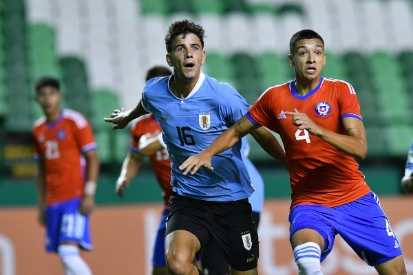 Tomás Avilés en acción por la Roja Sub 20 ante Uruguay. (Nelson Ríos/Comunicaciones FFCh).