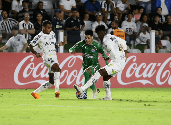 Fernando Juárez en acción durante el duelo que Audax Italiano igualó 0-0 ante Santos en Brasil.