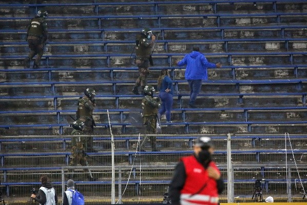 Carabineros de Chile en el estadio San Carlos Apoquindo en el duelo de la UC ante Flamengo. (Photosport).