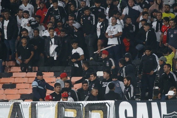 El sector Cordillera tuvo un violento enfrentamiento entre dos facciones de la barra de Colo Colo. | Foto: Photosport.