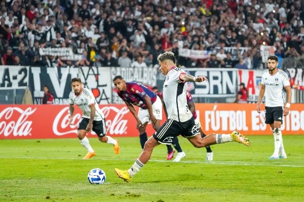 Carlos Palacios anotó de penal el único gol de Colo Colo sobre Monagas de Venezuela. | Foto: Guillermo Salazar.