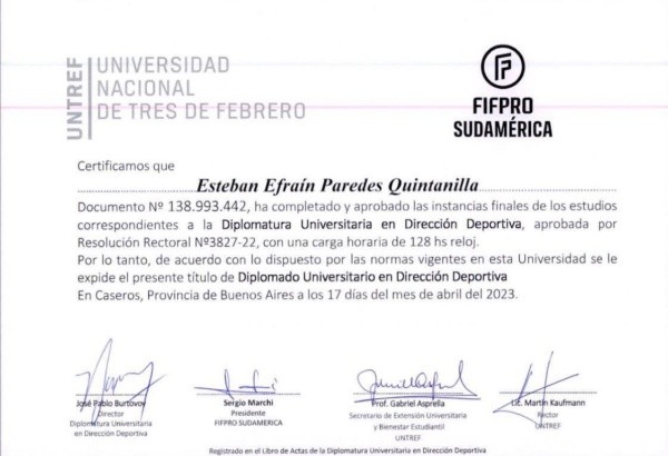 El diploma de Esteban Paredes.