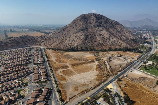 El terreno del nuevo Juan Pinto Durán estaría ubicado a los pies de un terreno en el Cerro El Plomo. | Foto: La Tercera.