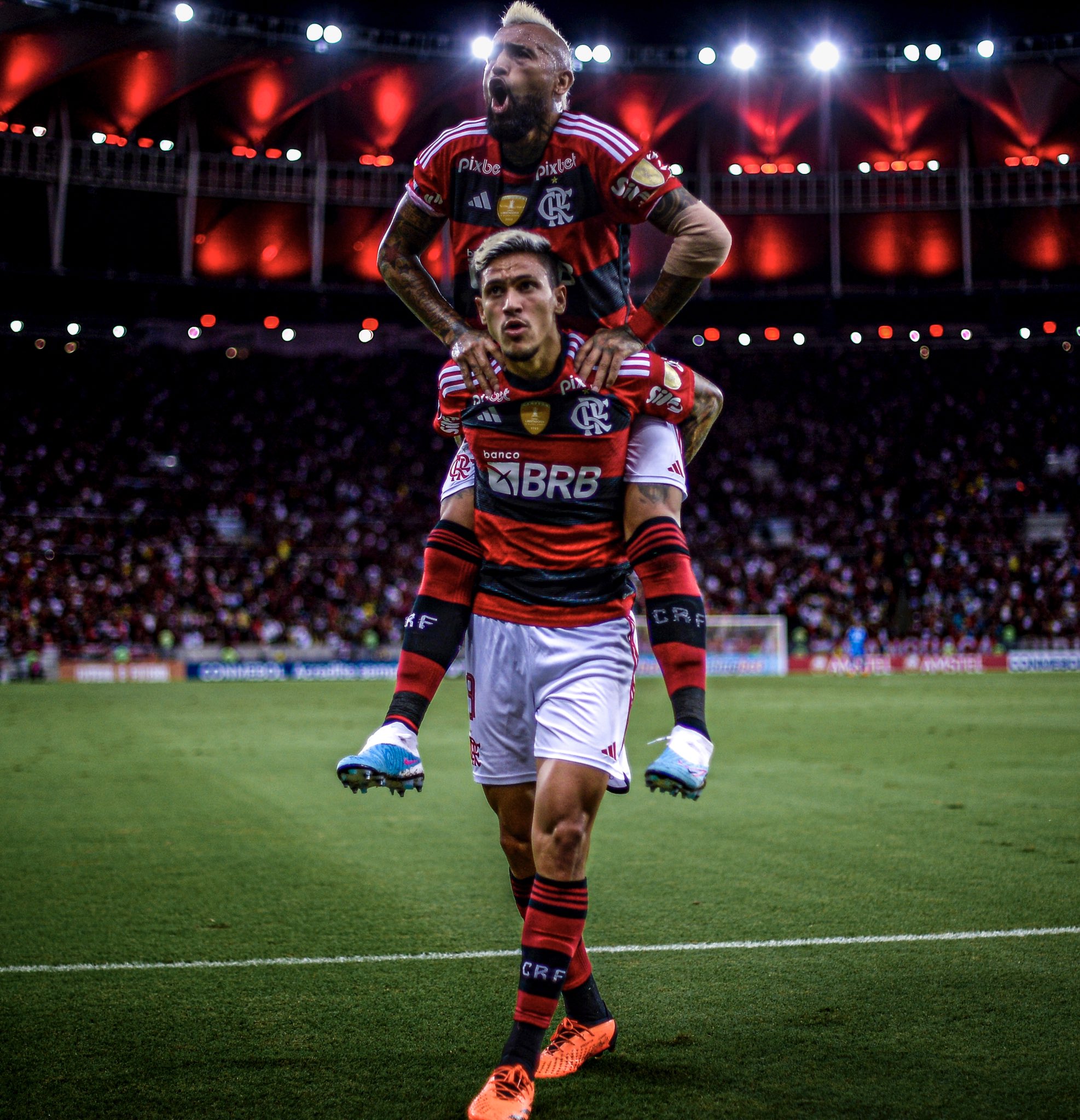 Vidal festeja junto a Pedro uno de los goles del delantero (Foto: Flamengo)