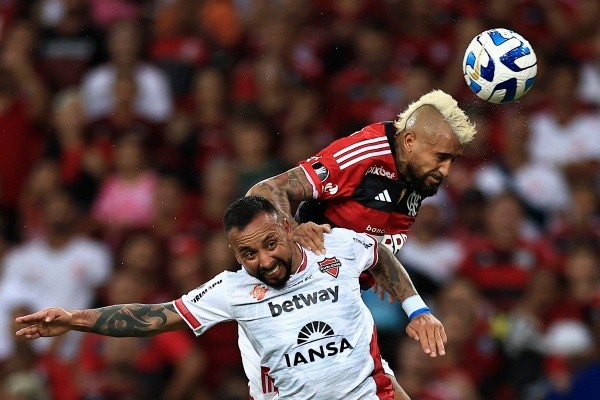 Arturo Vidal todavía no ha podido ganarse una camiseta de titular inamovible en Flamengo. | Foto: Getty Images.
