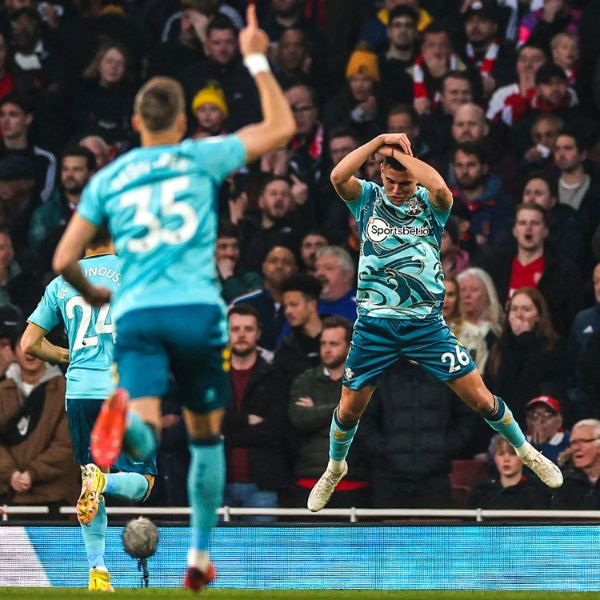 Carlos Alcaraz celebró como Cristiano Ronaldo ante el Arsenal.