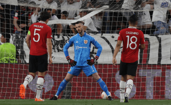 David de Gea acongojado por su presentación en los cuartos de final de vuelta ante el Sevilla, que festejó el paso a la semifinal en la Europa League. (Getty Images).