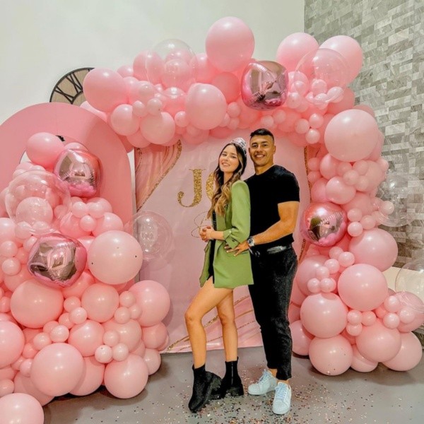 Iván Morales junto a su novia María José en México