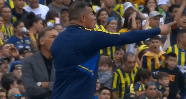 Jorge Almirón y el reclamo contra el juez del partido de Boca Juniors y Rosario Central. (Captura ESPN).
