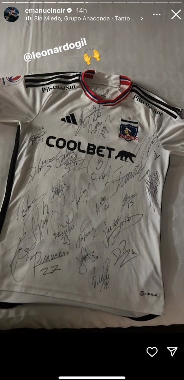 Emanuel Noir compartió la camiseta de Colo Colo que le obsequió Leonardo Gil. (Captura Instagram).