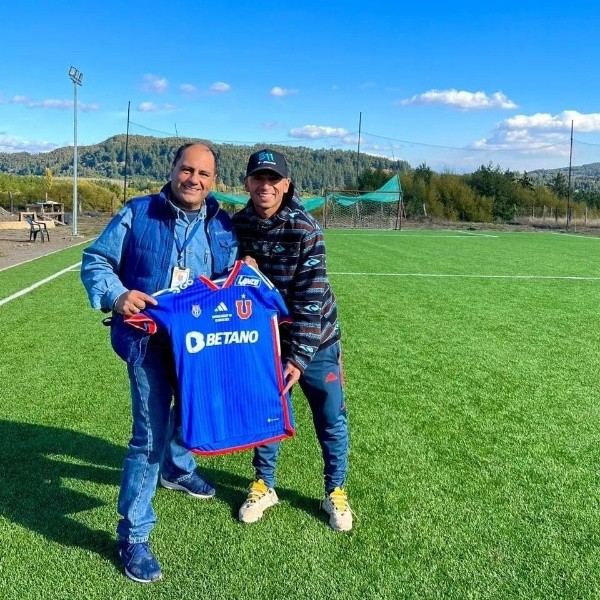 Yonathan Andía anunció una escuela de fútbol oficial de la U en Quilaco. (Captura Instagram).