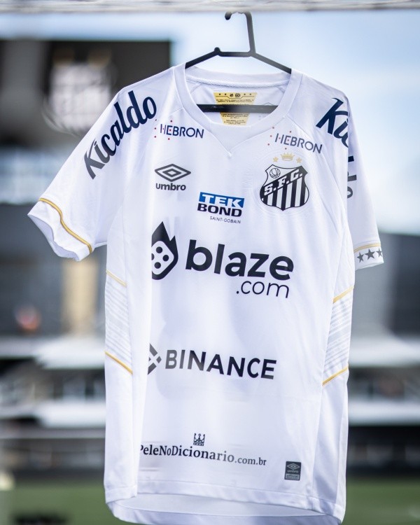 Santos y la camiseta que pide a Pelé en el diccionario.