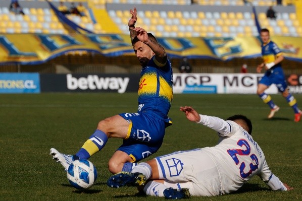 Juan Cuevas en acción durante un duelo entre Everton y Universidad de Chile. (Photosport).