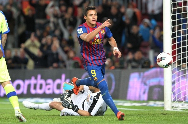 Alexis Sánchez festeja uno de los 46 goles que anotó en el Barcelona. (Photosport).