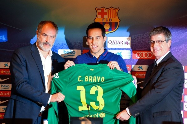 Andoni Zubizarreta (más a la izquierda) también visó el fichaje de Claudio Bravo por el Barcelona. (Getty Images).